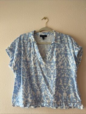Ellen Tracy Blue and White Patterned cap Sleeve  linen Blouse